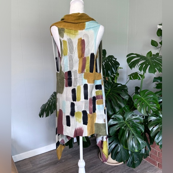 🛍️ Adore knit high low Vest with multi color great condition. - Picture 3 of 8